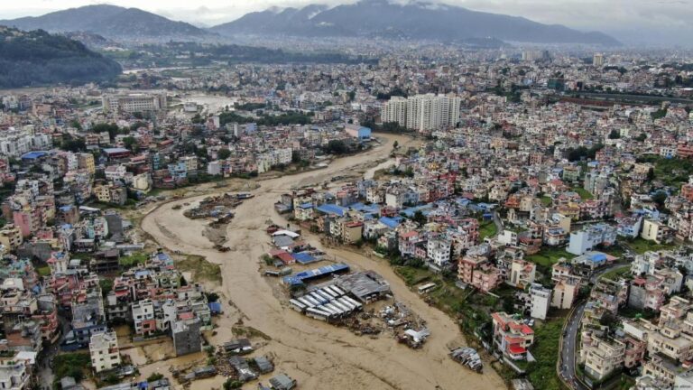 Miles de rescatistas en las labores de ayuda