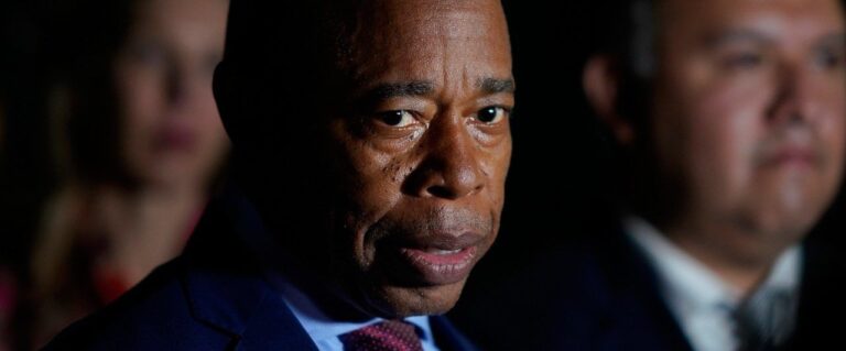 El alcalde Adams acusado de recibir sobornos