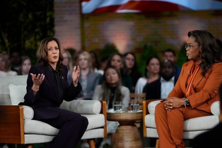 Harris tiene un arma, revela candidata en evento de campaña con Oprah Winfrey