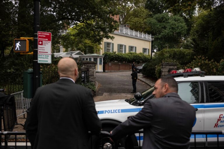 Federales allanan residencia Gracie Mansion del alcalde de Nueva York y su abogado lo llama “espectáculo”: crisis política histórica