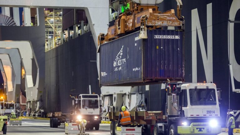 Huelga de 45.000 estibadores en muchos puertos de EE.UU.
