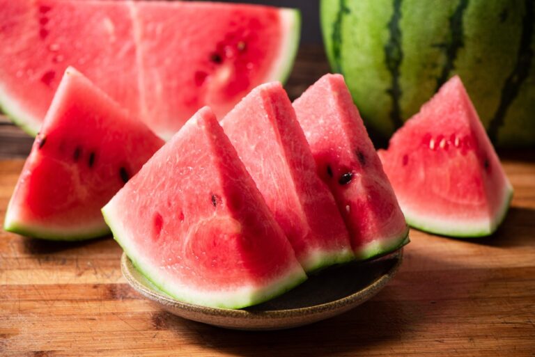 Por qué es mejor comprar las sandías y melones enteros que ya cortados en el supermercado