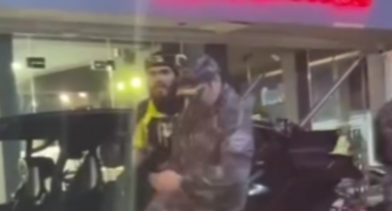 Detienen hermano de alcalde y lo derriban con técnica de judo (video) – Remolacha   #FVDigital