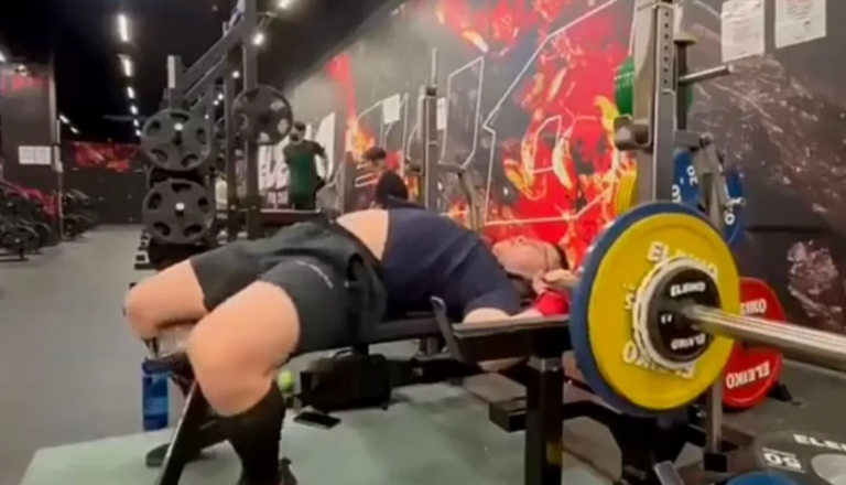 Las impactantes imágenes de un culturista que casi muere estrangulado durante una rutina de pesas