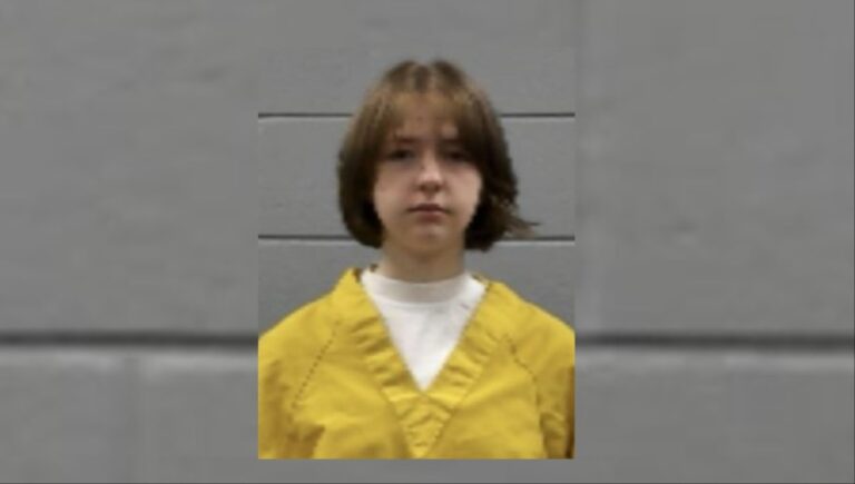 Menor de 15 años que mató a su madre a tiros en Mississippi rompe en llanto al ser sentenciada a cadena perpetua