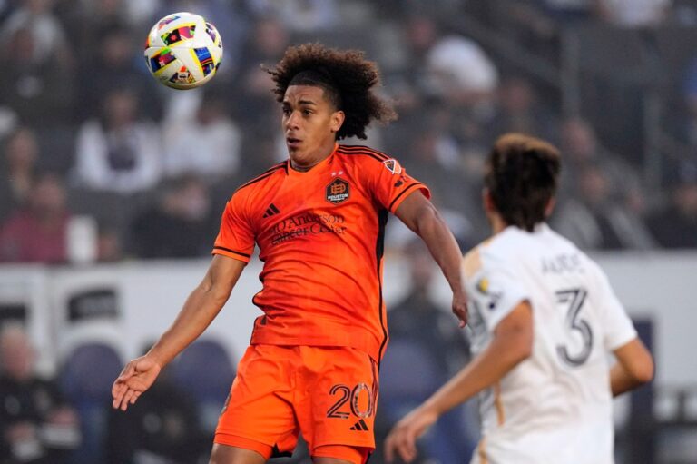 Houston Dynamo se lleva el clásico de Texas gracias un golazo de chilena del panameño Carrasquilla