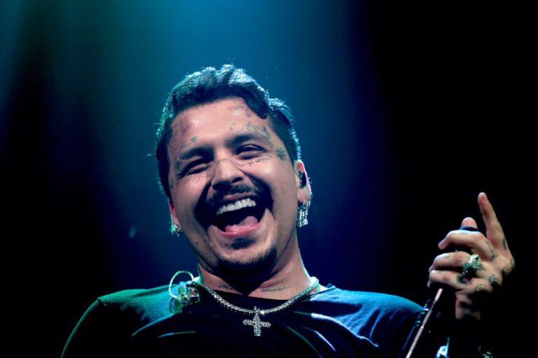 ¿Christian Nodal se burló de la caída de Belinda? El cantante publica sospechoso comentario 