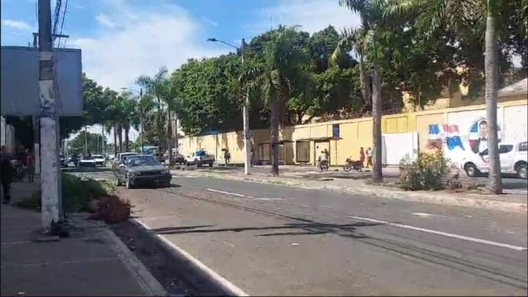 Un muerto y varios heridos al ser impactados por camión volteo en avenida España