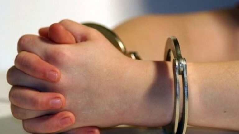 Condenan a cadena perpetua a una niña de 15 años por el asesinato de su madre en EE.UU.