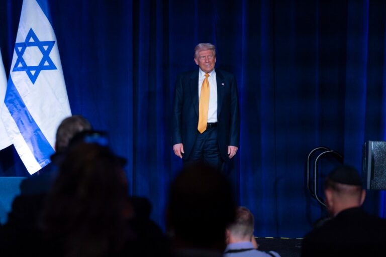 Trump dice que judíos que voten por Harris deberían “examinarse de la cabeza” #FVDigital