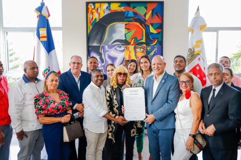 Alcaldía de Santiago declara a Fefita la Grande “Embajadora Cultural”