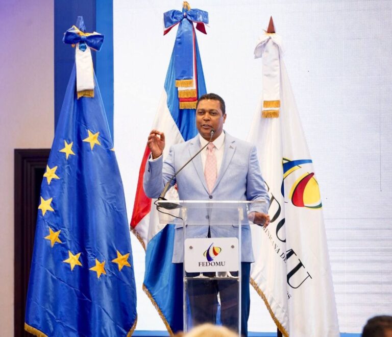 Alcalde de Salcedo resalta trabajo LMD a favor de municipalidad