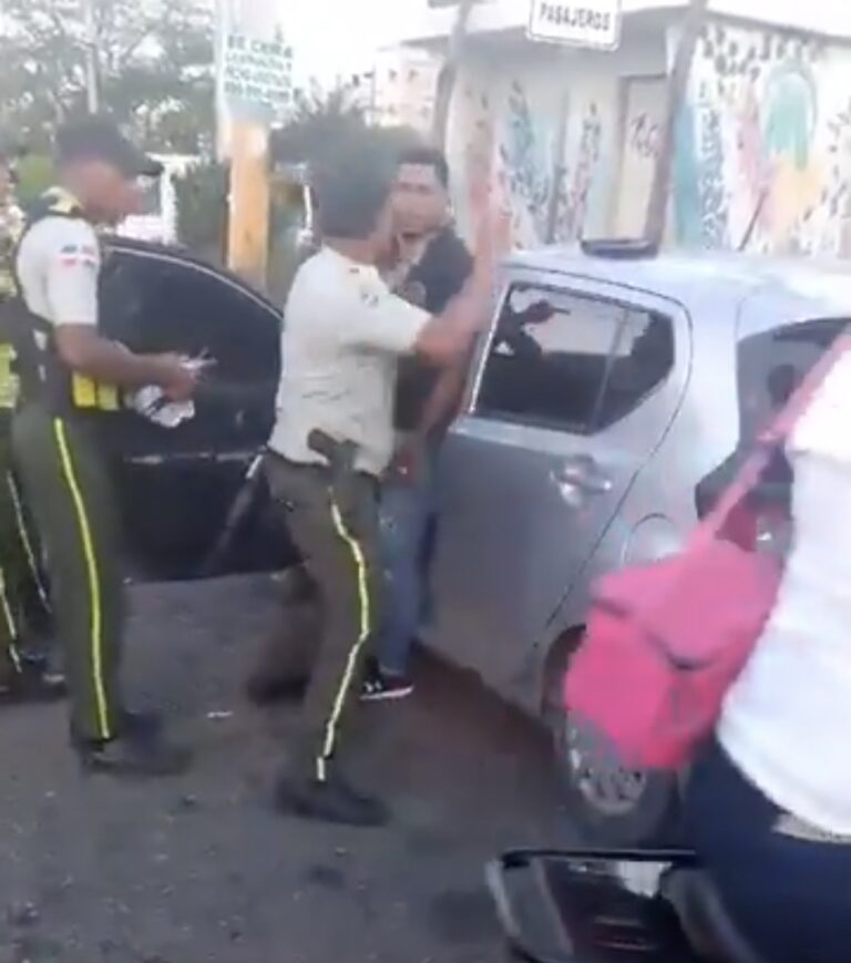 Agente de Digesett da galleta a conductor (video) – Remolacha   #FVDigital