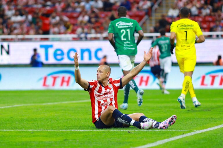 Chicharito y Guardado se reencontraron con polémico abrazo donde exijían penalti #FVDigital