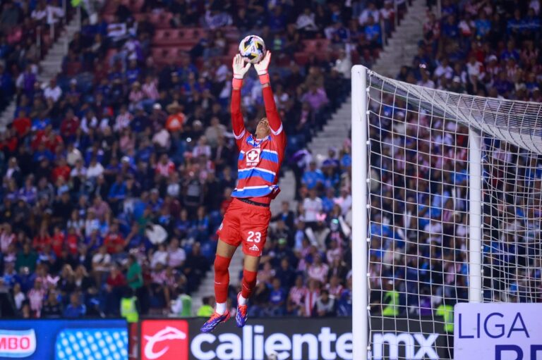 El Cruz Azul endereza la Máquina a costa de Chivas 1-0 en gran duelo #FVDigital