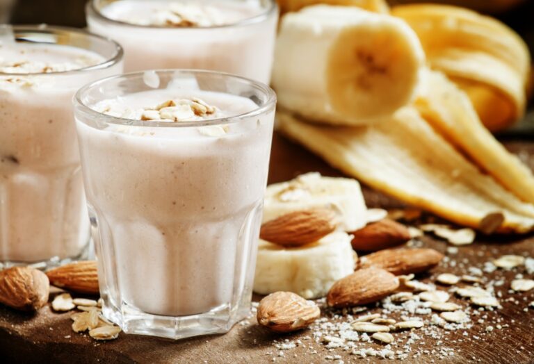 Licuado de avena con almendras y proteína para aumentar la energía y la masa muscular
