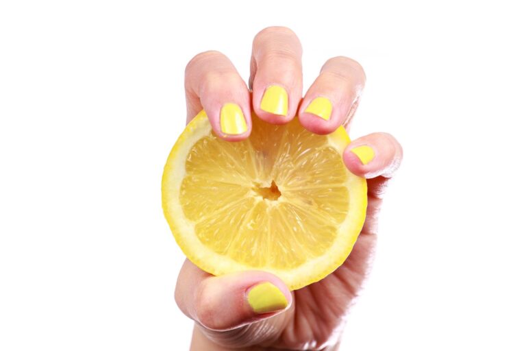 Un poco de sal sobre un limón cortado, descubre los beneficios de este consejo inesperado