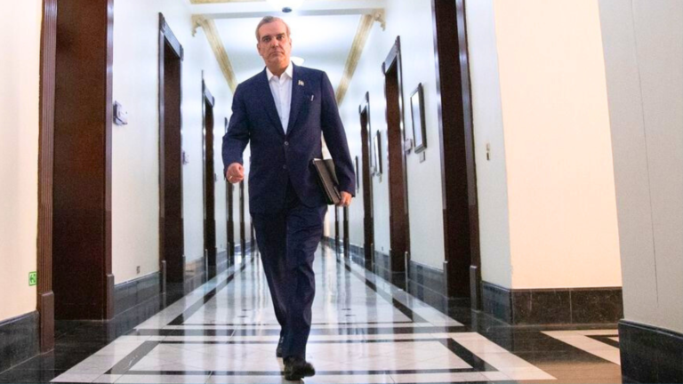 Los ‘tijerazos’ de Abinader: 20 mil empleados en la cuerda floja – Remolacha   #FVDigital