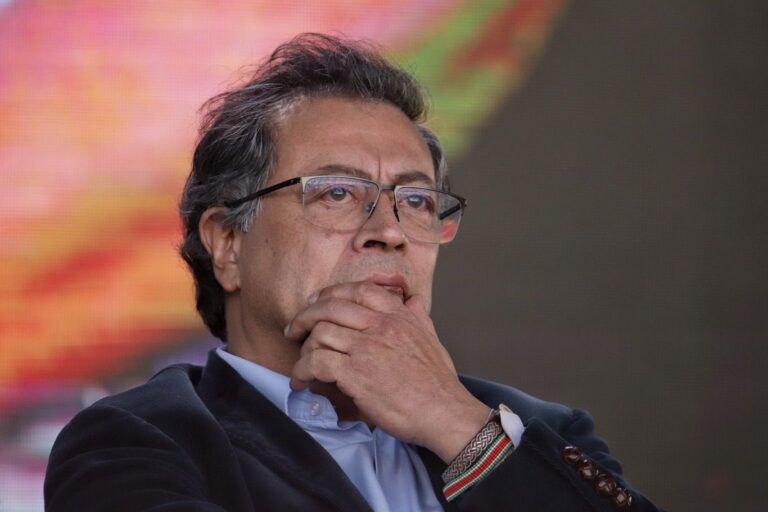 Petro se disculpa por decir que quienes gritan “fuera Petro” son asesinos