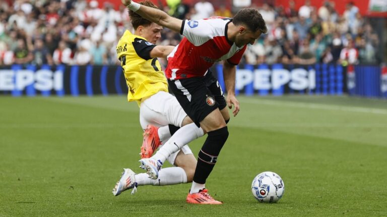 Feyenoord revela la gravedad de la lesión de Santiago Giménez: no jugará hasta 2025