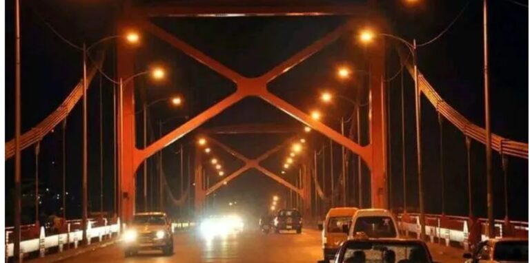 Joven se quita la vida lanzándose del puente Hermanos Patiño en Santiago; autoridades buscan identificarlo