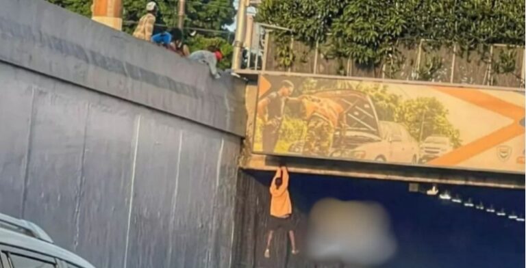 Hombre se cuelga del túnel en avenida Las Américas, provocando pánico entre transeúntes