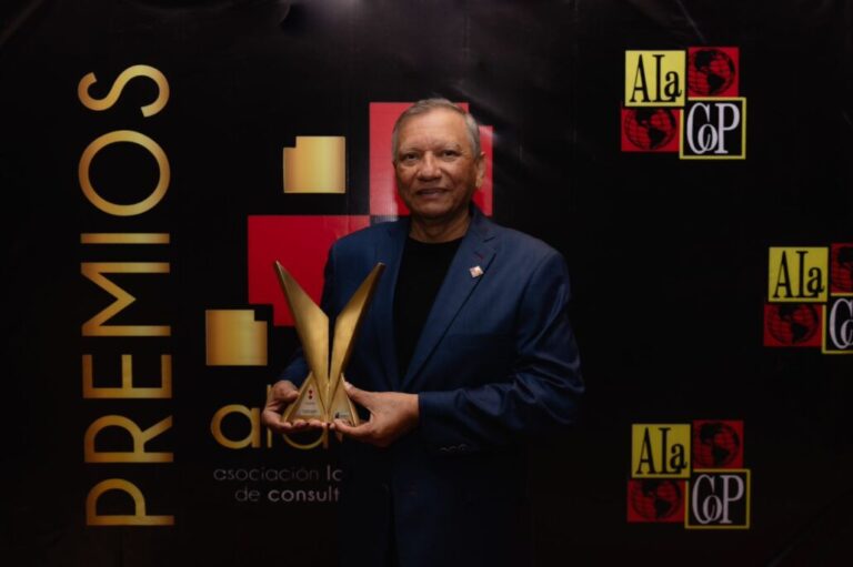 Leonardo Aguilera es reconocido por sus 30 años en el marketing #FVDigital