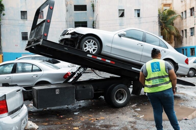 Retiran autos chatarras en Villa Juana mediante operativo – #FVDigital