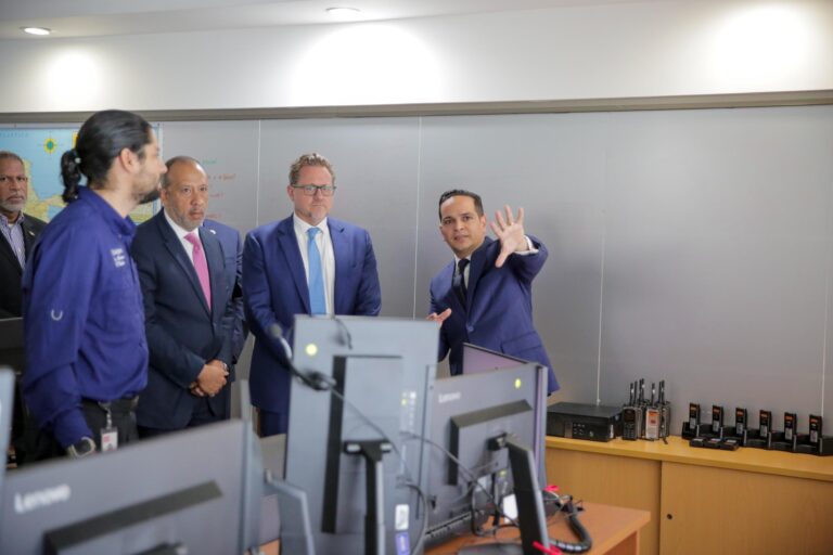 911 recibe visita subsecretario adjunto del Programa INL del Gobierno de EEUU