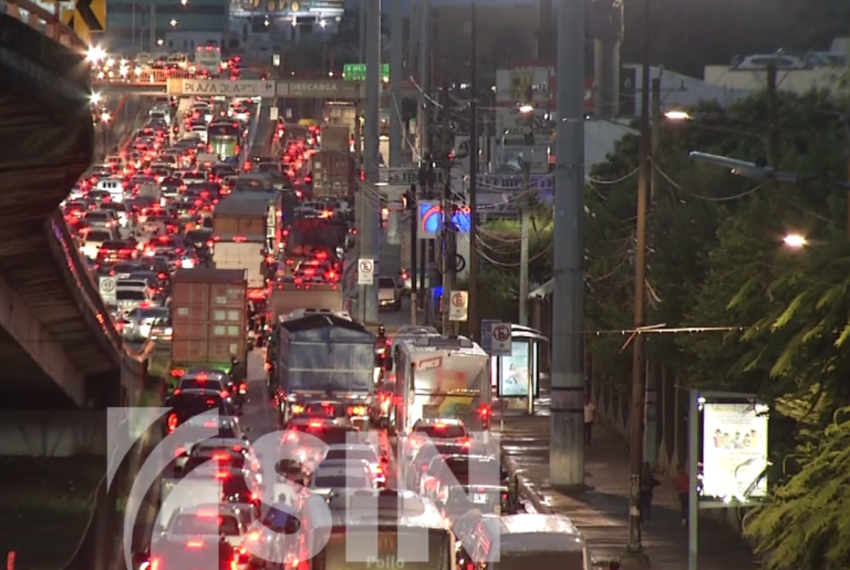 Caos vial en el Gran Santo Domingo tras registrarse aguaceros