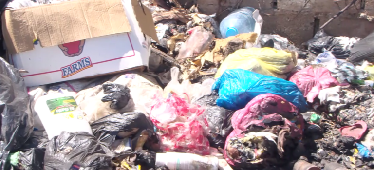 Ahogados en basura viven residentes en Pedro Brand