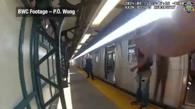 La Policía de Nueva York difunde unas polémicas imágenes de un tiroteo en el metro de Brooklyn en el que participan