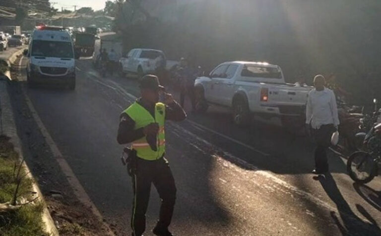 Mujer en la Avenida Refinería