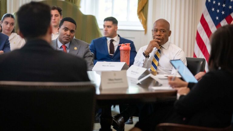 Boletín Matinal: El alcalde Adams es imputado de cargos federales tras una investigación por corrupción