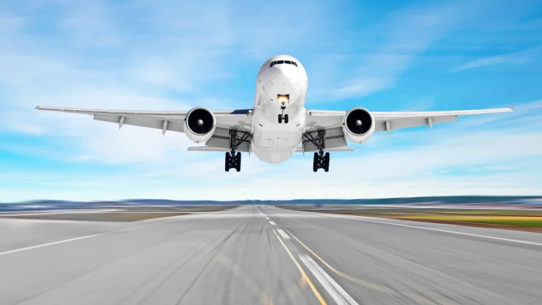 Cuba recibe un vuelo con 62 migrantes irregulares devueltos por Estados Unidos