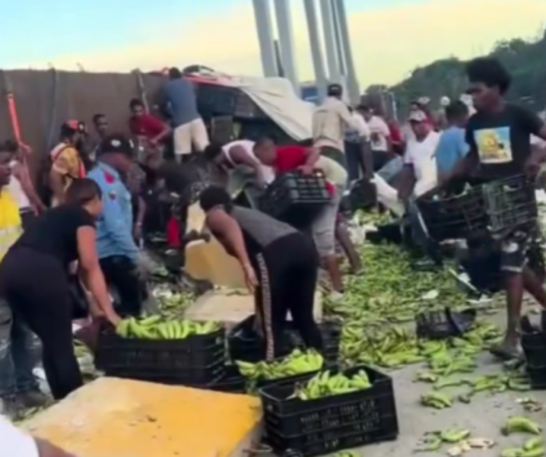 Dan ‘primeros auxilios’ a camión que iba timbí de guineos   #FVDigital