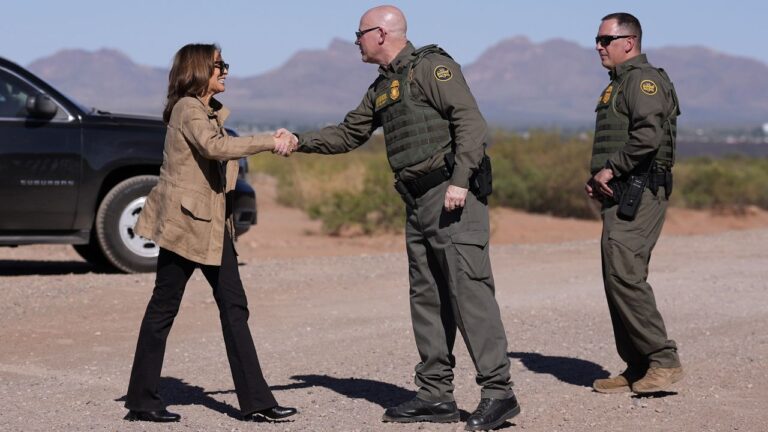 Harris supera a Trump intención voto latino, ventaja reduce