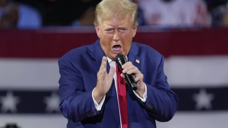 Trump dice que los judíos que voten por Harris deberían “examinarse de la cabeza”