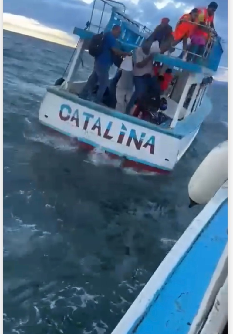 Embarcación casi se hunde con tripulantes a bordo