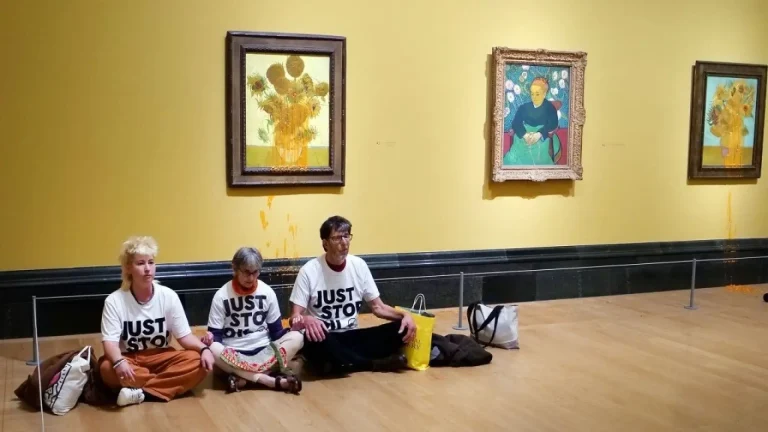 Activistas de ‘Just Stop Oil’ vuelven a lanzar sopa contra ‘Los Girasoles’ de Van Gogh por la condena de dos compañeras