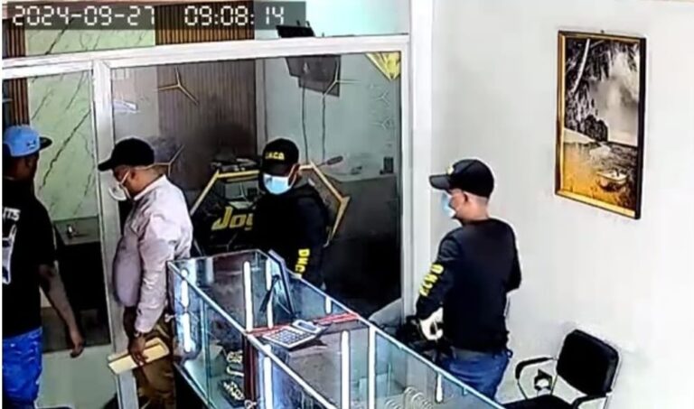 Roban joyería con indumentaria similiar a DNCD