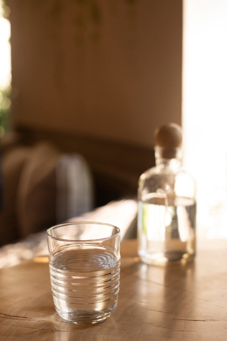 ¿Por qué hay que tener cuidado al pedir un vaso de agua en un restaurante?