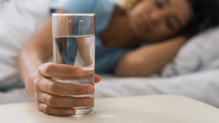 8 razones para tomar un vaso de agua en ayunas