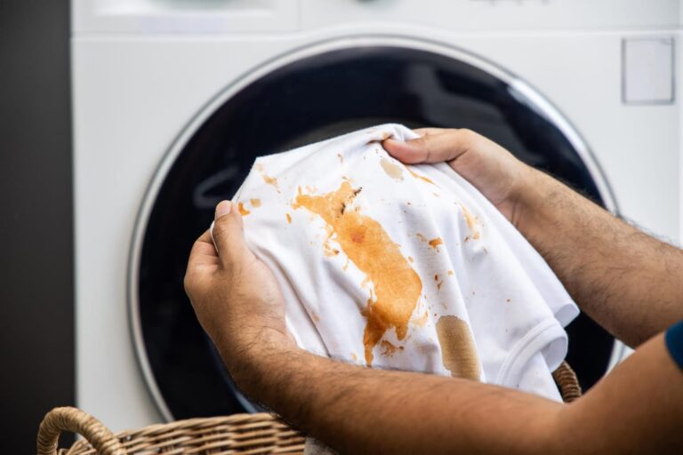 Este truco poco conocido ayuda a eliminar las manchas difíciles en la lavadora
