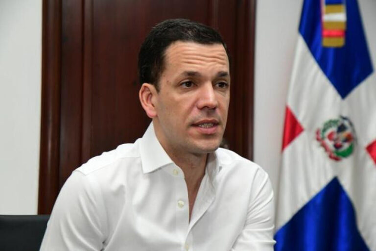 Retienen a Hugo Beras tras allanamiento; instruyen a sus abogados acudir a la PGR