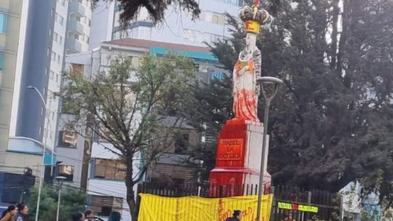 Arrojan pintura roja a estatua de Isabel la Católica en plaza de Bolivia – #FVDigital