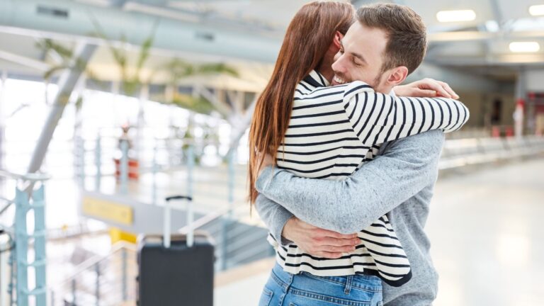 Polémica en aeropuerto de Dunedin que prohíbe abrazos de despedidas prolongados – #FVDigital