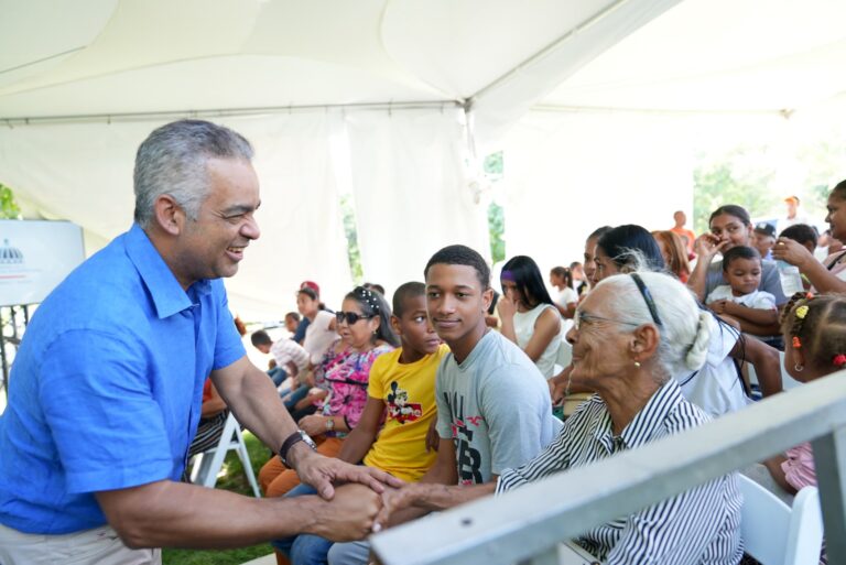 Gobierno lleva electricidad a Sabana Inaje; beneficia a 395 residentes – #FVDigital