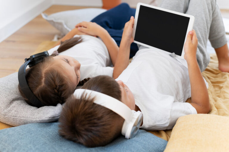 Estos son los 3 momentos del día en los que no se debe poner a los niños delante de una pantalla