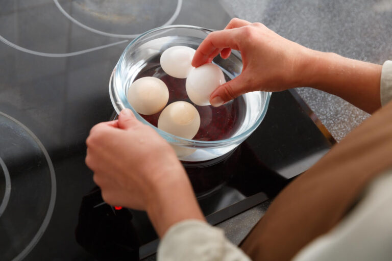 Este es el secreto de los chefs para pelar fácilmente los huevos cocidos